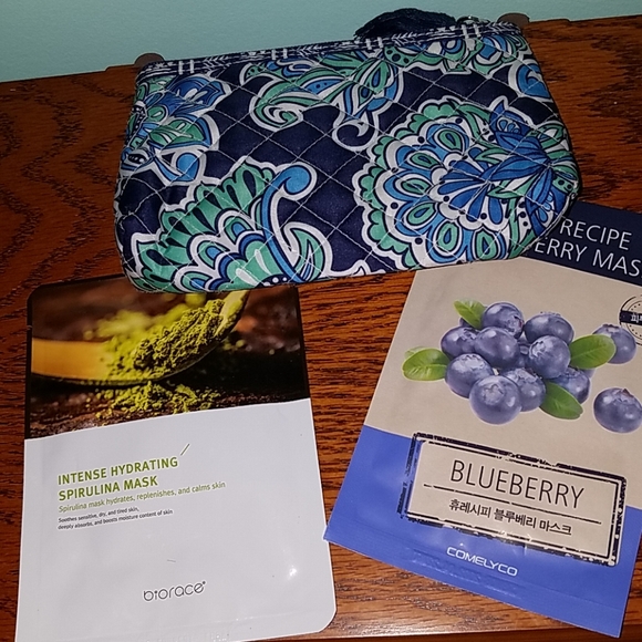 Like new makeup bag and 2 face mask - Picture 2 of 3